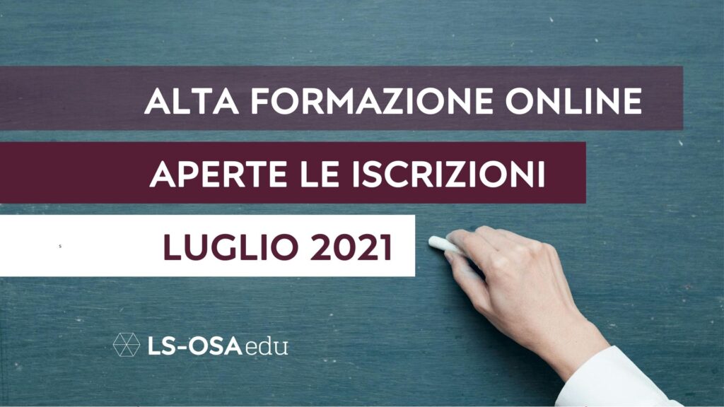 Una mano sta per scrivere con un gesso bianco su una lavagna verde. Su tre righe il testo: "Alta formazione online.Aperte le iscrizioni. Luglio 2021". Credits: NEOSiAM da Pixabay