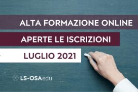 Una mano sta per scrivere con un gesso bianco su una lavagna verde. Su tre righe il testo: "Alta formazione online.Aperte le iscrizioni. Luglio 2021". Credits: NEOSiAM da Pixabay