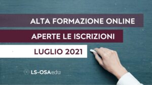 Una mano sta per scrivere con un gesso bianco su una lavagna verde. Su tre righe il testo: "Alta formazione online.Aperte le iscrizioni. Luglio 2021". Credits: NEOSiAM da Pixabay