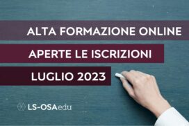 Una mano sta per scrivere con un gesso bianco su una lavagna verde. Su tre righe il testo: "Alta formazione online.Aperte le iscrizioni. Luglio 2023". Credits: NEOSiAM da Pixabay