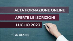 Una mano sta per scrivere con un gesso bianco su una lavagna verde. Su tre righe il testo: "Alta formazione online.Aperte le iscrizioni. Luglio 2023". Credits: NEOSiAM da Pixabay