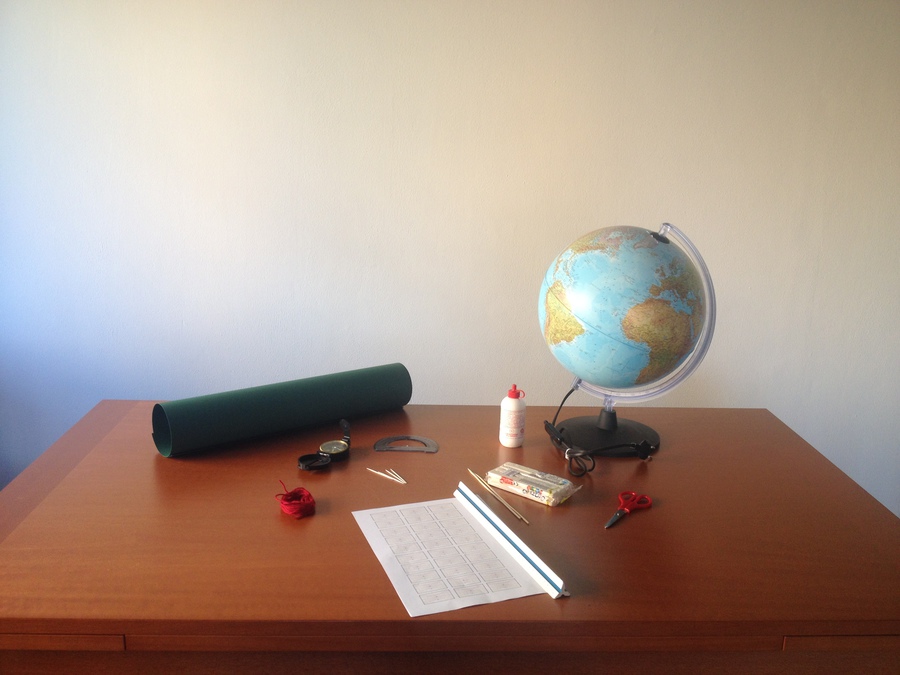 Su un tavolo, il materiale necessario per realizzare l'esperimento