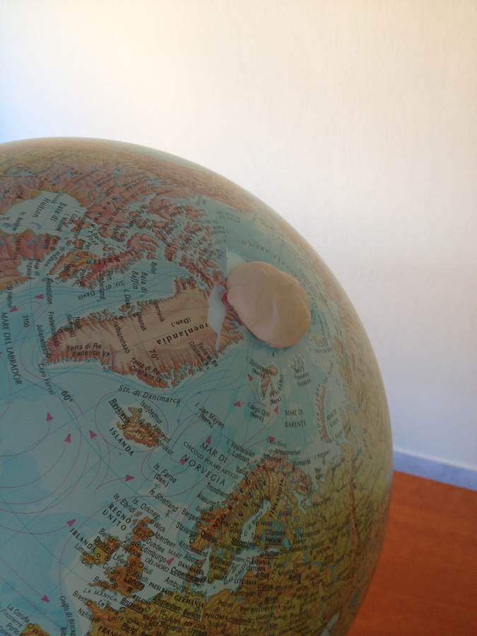 porzione di pasta da modellare posizionata in corrispondenza di ciascun foro presente ai poli del globo