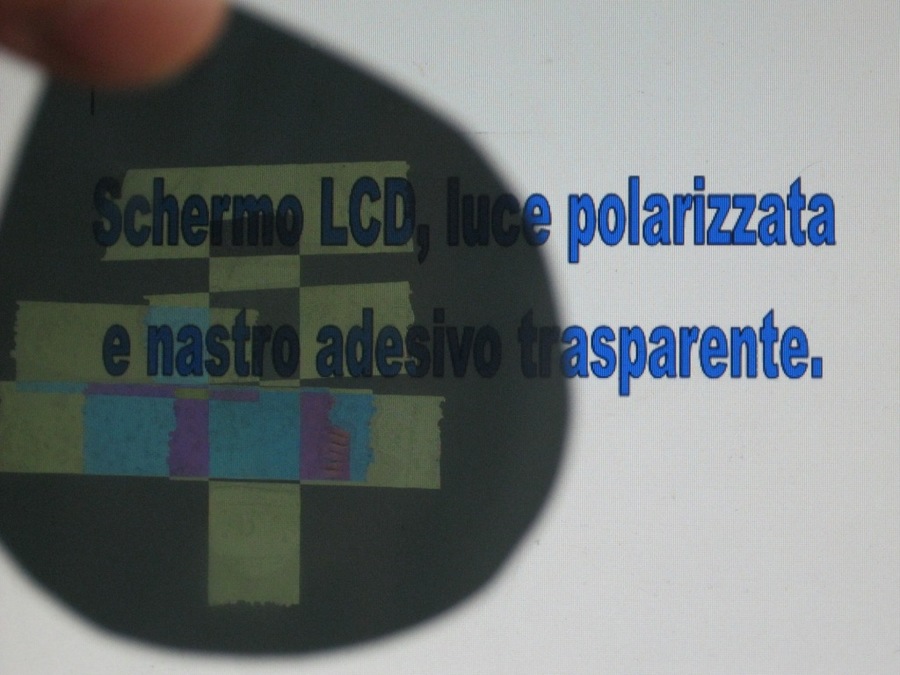 effetti del nastro adesivo sulla luce proveniente dallo schermo LCD di un notebook