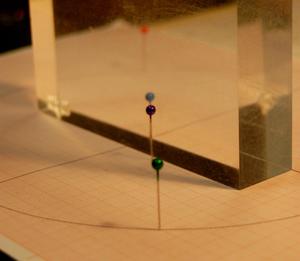 immagine dell'allineamento degli spilli osservata dal punto E