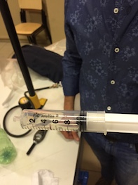 siringa da 10 cc senza ago con il foro di inserimento dell’ago sigillato