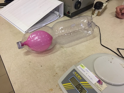 palloncino di gomma inserito nella bottiglia, gonfiato e chiuso a pressione atmosferica