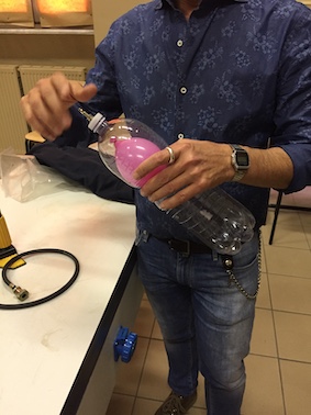 bottiglia contenente il palloncino chiusa con il tappo nel quale è inserita la valvola della camera d’aria di una bicicletta preparato per l’esperienza 1