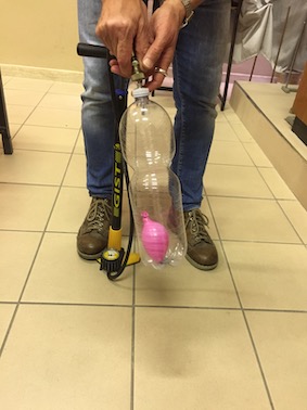 bottiglia nella quale è stata pompata aria, con una pressione interna più alta della pressione atmosferica