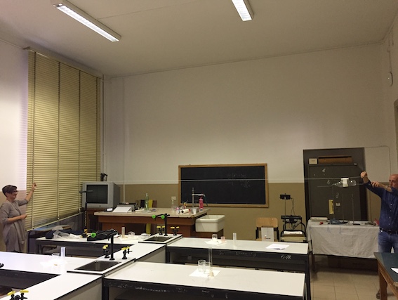 bottiglia, satura di vapori di alcol etilico, è pronta per la partenza, sostenuta dal filo attraverso il cilindro di carta