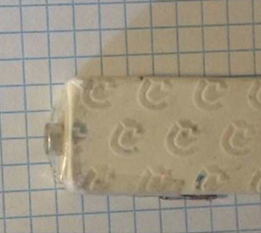 piccolo magnete fissato in posizione verticale su una gomma per cancellare