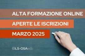 Una mano sta per scrivere con un gesso bianco su una lavagna verde. Su tre righe il testo: "Alta formazione online.Aperte le iscrizioni. Marzo 2025". Credits: NEOSiAM da Pixabay