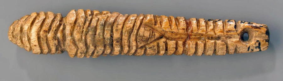 pendente con Venere della cultura Mal'ta Buret' (Siberia, Lago Bajkal, Irkutsk oblast), su avorio, con 28 incisioni (ciclo di fertilità); datazione: 21 mila anni fa.