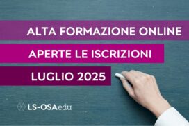 Una mano sta per scrivere con un gesso bianco su una lavagna verde. Su tre righe il testo: "Alta formazione online.Aperte le iscrizioni. Luglio 2025". Credits: NEOSiAM da Pixabay