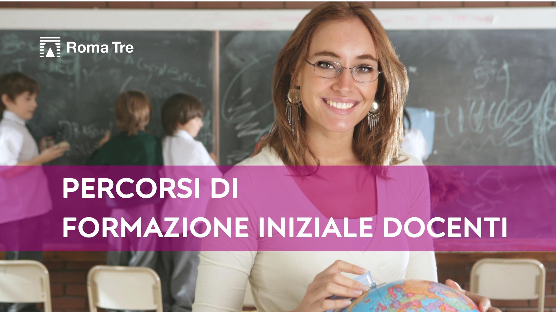 Una donna con gli occhiali e un globo terreste in mano da le spalle a una lavagna a gessetti con dei ragazzi. In sovrimpressione, il titolo "Percorsi di formazione iniziale docenti"